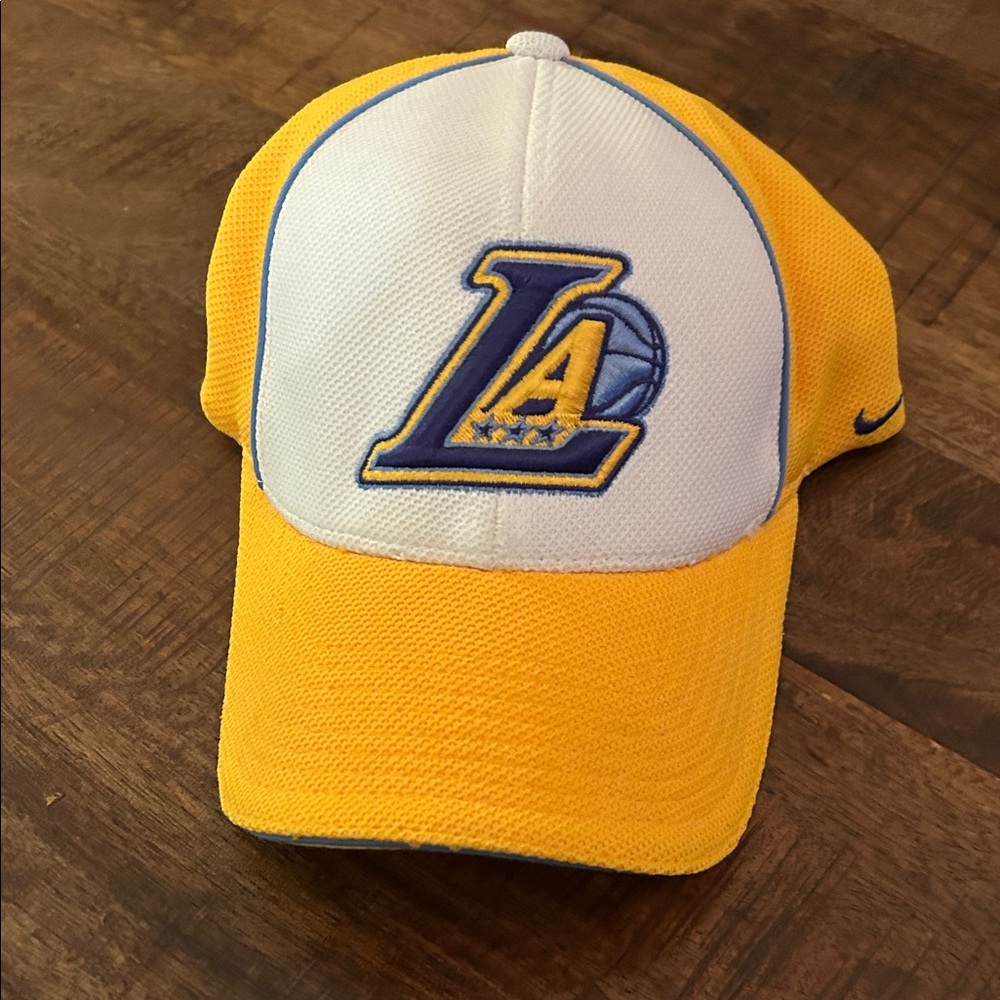 Nike LA Lakers Yellow and White Cap. Stretch fit S/M
